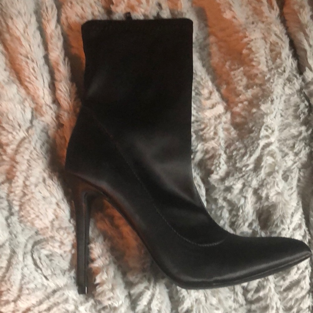 Shoedazzle heeled booties size 8